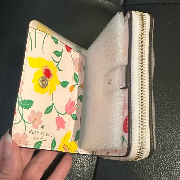 Wallet Kate Spade Boxed Madison Strawberry Garden Small Zip Around Bifold Wallet - Picture 14 of 14